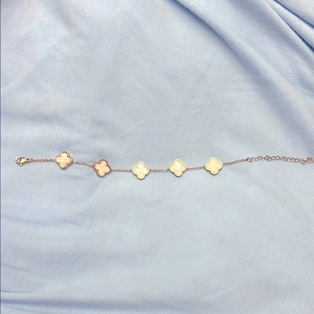 New Gold and White Clover Bracelet Stainless Steel. - Picture 2 of 3